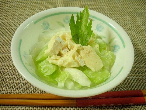 お夜食に！セロリとカマンベールのペッパーサラダ♪